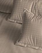 Houndstooth 300 TC King Size Jacquard Bedding Set