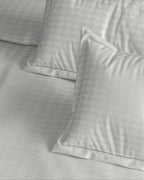 Houndstooth 300 TC King Size Jacquard Bedding Set