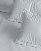 Houndstooth 300 TC King Size Jacquard Bedding Set
