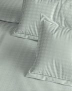 Houndstooth 300 TC King Size Jacquard Bedding Set